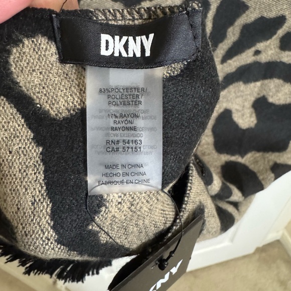 DKNY Animal Print Neutral Colors Scarf - NWT - Picture 6 of 6